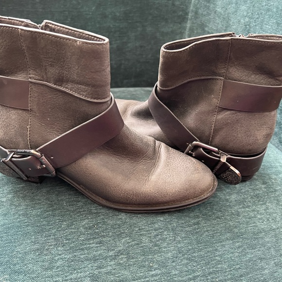 Vince Camuto 8 Moto Leather Ankle Booties Grey Buckles Romeo Boot shoes - Picture 11 of 14